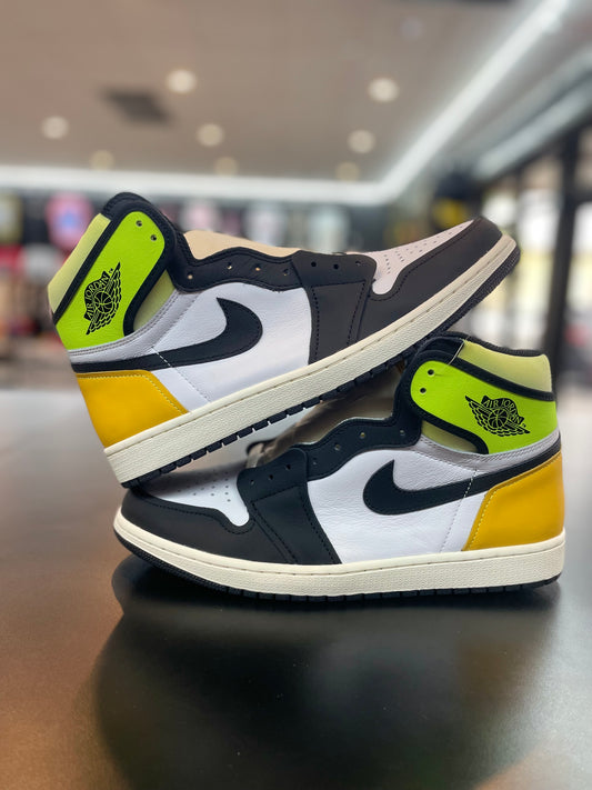 Air Jordan Retro 1 “White Black Volt University gold”