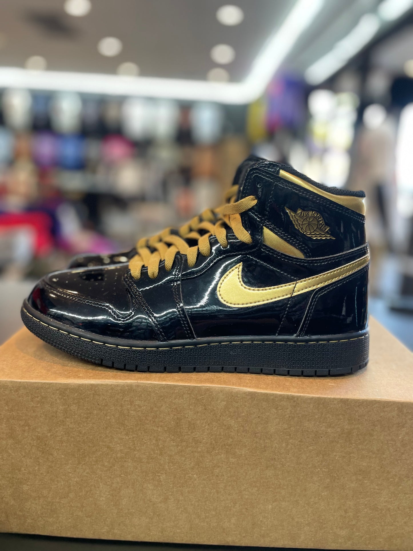 Air Jordan Retro 1 “Black Metallic Gold” (Size 7 Preowned)